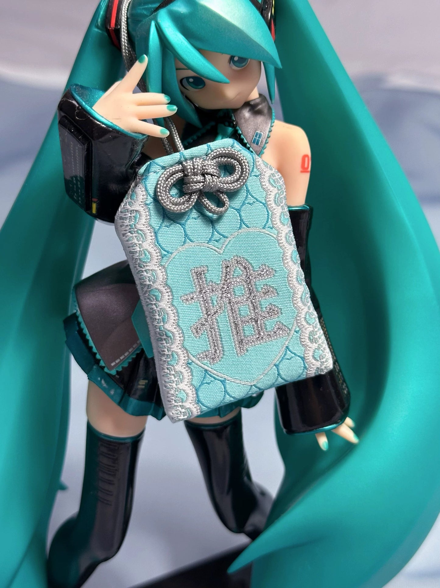 Oshi Support Amulet